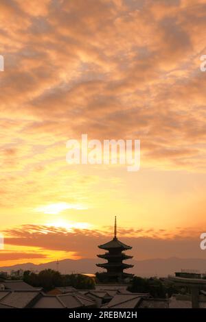 Coucher de soleil d'hiver et Yasaka-no-to (Pagode de Yasaka) Banque D'Images