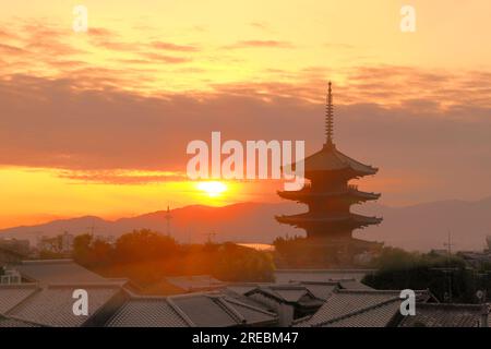 Coucher de soleil d'hiver et Yasaka-no-to (Pagode de Yasaka) Banque D'Images