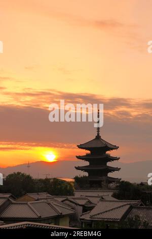 Coucher de soleil d'hiver et Yasaka-no-to (Pagode de Yasaka) Banque D'Images