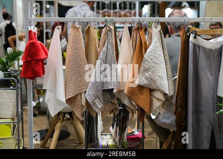 Medellin, Colombie. 26 juillet 2023. Les amateurs de mode et les amateurs de mode participent à la foire de la mode 'Colombia Moda 2023' à Medellin, Colombie, le 26 juillet 2023. Photo par : Mario Toro Quintero/long Visual Press crédit : long Visual Press/Alamy Live News Banque D'Images