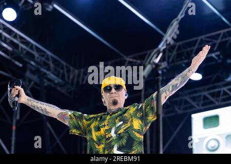 J-Ax se produit au Shock Wave Festival à Francavilla al Mare avec Articolo 31, le 21 juillet 2023. (Photo de Marco Zac/NurPhoto) crédit : NurPhoto SRL/Alamy Live News Banque D'Images