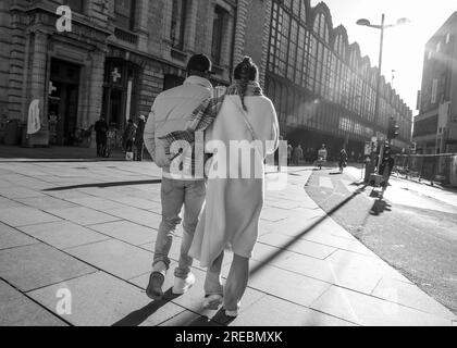 Anvers, Belgique- novembre 20 2022 Jeune couple marchant à Anvers Banque D'Images