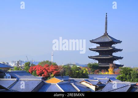 Pagode Yasaka et toit de tuiles en automne Banque D'Images