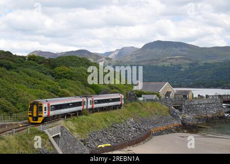 A transport for Wales Class 158 Express DMU approchant de la gare de Barmouth après avoir traversé le pont de Barmouth, Gwynedd, pays de Galles, juillet 2023 Banque D'Images