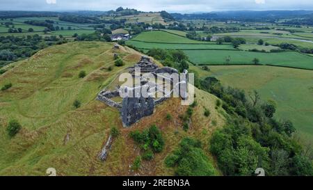 Vue aérienne des ruines du château de Dryslwyn, fortification du 13e siècle dans la vallée de Tywi, Carmarthenshire, pays de Galles, juin 2023 Banque D'Images