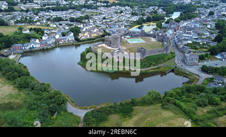 Vue aérienne par drone du château de Pembroke, une grande fortification médiévale dans le Pembrokeshire, dans l'ouest du pays de Galles. Banque D'Images