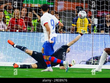 Los Angeles, Californie, États-Unis. 26 juillet 2023. Robert Lewandowski (AVANT) marque sur le gardien d'Arsenal Aaron Ramsdale (ARRIÈRE) lors d'un match du Soccer Champions Tour entre l'Arsenal F.C. et le FC Barcelone à Inglewood, Californie. 26 juillet 2023. (Image de crédit : © Ringo Chiu/ZUMA Press Wire) USAGE ÉDITORIAL SEULEMENT! Non destiné à UN USAGE commercial ! Banque D'Images