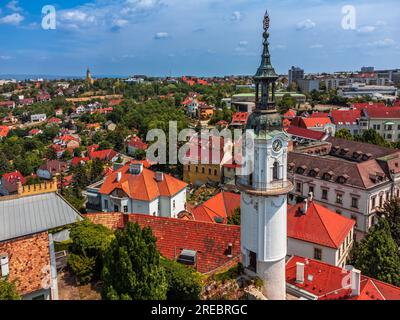 Veszprem, Hongrie - vue aérienne de la tour de surveillance des incendies sur la place Ovaros, quartier du château de Veszprem avec l'église Sainte Marguerite et les bâtiments médiévaux Banque D'Images