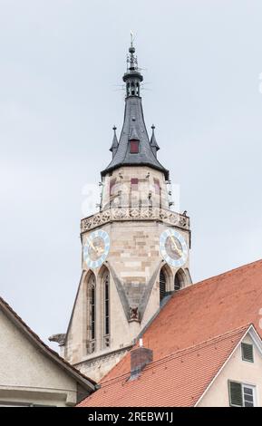 SYMBOL - 23 juillet 2023, Bade-Württemberg, Tübingen : vue extérieure de la Collégiale de St. George dans le centre-ville. Photo : Silas Stein/dpa Banque D'Images