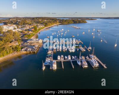 Vue aérienne de bateaux et de yachts à une marina sur une baie côtière calme à Soldiers point en Nouvelle-Galles du Sud, Australie Banque D'Images