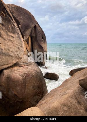 gros rochers sur l'île magnétique près de l'eau de mer Banque D'Images