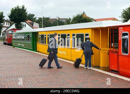 Passagers à bord d'un wagon de la Langeoog Island Railway, Langoog, îles de la Frise orientale, Basse-Saxe, Allemagne Banque D'Images