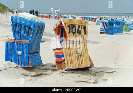 Chaises de plage vides sur la plage de Langeoog, îles de la Frise orientale, Basse-Saxe, Allemagne Banque D'Images