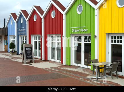 Maisons en bois colorées avec boutiques et restaurants, île de Langeoog en mer du Nord, îles de la Frise orientale, Basse-Saxe, Allemagne Banque D'Images