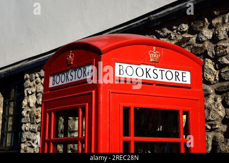 Boîte téléphonique rouge transformée en librairie le long de la High Street, Chard, Somerset, Royaume-Uni, Europe. Banque D'Images