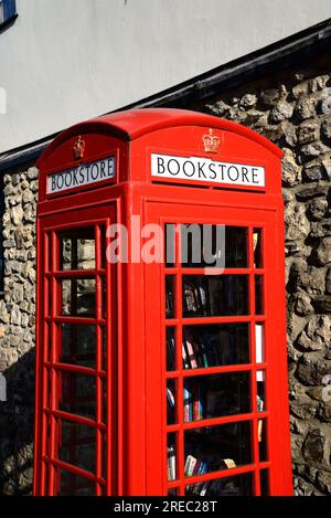 Boîte téléphonique rouge transformée en librairie le long de la High Street, Chard, Somerset, Royaume-Uni, Europe. Banque D'Images