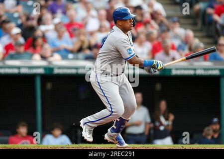 Salvador Perez (13), receveur des Royals de Kansas City, frappe un seul en quatrième manche lors d'un match de saison régulière de la MLB entre les Royals de Kansas City et Banque D'Images