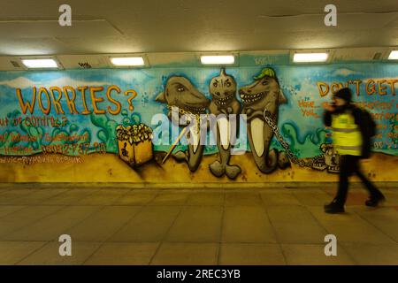 Street art dans un passage souterrain à Plymouth, Devon, Royaume-Uni Banque D'Images