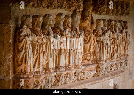 Frises sculpturales gothiques, Christ en majesté entouré par les Tetramorphe et flanqué par les douze apôtres, Pisón de Castrejón, Palencia, Espagne Banque D'Images