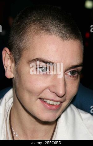 Sinead O'Connor à la porte de scène 'Late Show with David Letterman' au Ed Sullivan Theater à New York le 12 décembre 2005. Crédit photo : Henry McGee/MediaPunch Banque D'Images