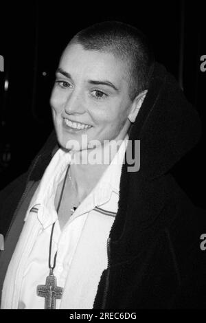 Sinead O'Connor à la porte de scène 'Late Show with David Letterman' au Ed Sullivan Theater à New York le 12 décembre 2005. Crédit photo : Henry McGee/MediaPunch Banque D'Images