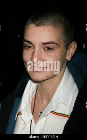 Sinead O'Connor à la porte de scène 'Late Show with David Letterman' au Ed Sullivan Theater à New York le 12 décembre 2005. Crédit photo : Henry McGee/MediaPunch Banque D'Images