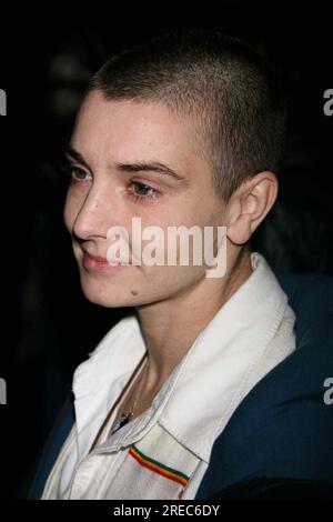 Sinead O'Connor à la porte de scène 'Late Show with David Letterman' au Ed Sullivan Theater à New York le 12 décembre 2005. Crédit photo : Henry McGee/MediaPunch Banque D'Images