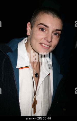 Sinead O'Connor à la porte de scène 'Late Show with David Letterman' au Ed Sullivan Theater à New York le 12 décembre 2005. Crédit photo : Henry McGee/MediaPunch Banque D'Images