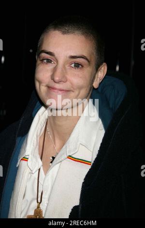 Sinead O'Connor à la porte de scène 'Late Show with David Letterman' au Ed Sullivan Theater à New York le 12 décembre 2005. Crédit photo : Henry McGee/MediaPunch Banque D'Images