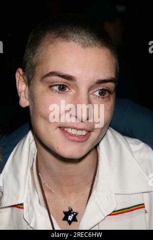 Sinead O'Connor à la porte de scène 'Late Show with David Letterman' au Ed Sullivan Theater à New York le 12 décembre 2005. Crédit photo : Henry McGee/MediaPunch Banque D'Images