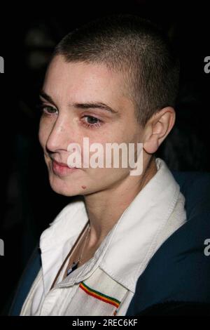 Sinead O'Connor à la porte de scène 'Late Show with David Letterman' au Ed Sullivan Theater à New York le 12 décembre 2005. Crédit photo : Henry McGee/MediaPunch Banque D'Images