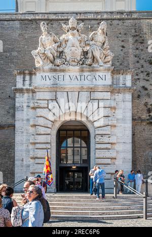 15 juin 2022 à Rome, Italie : les touristes se rassemblent devant la sortie des Musées du Vatican Banque D'Images