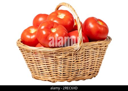 Tomate crue fraîche dans un panier isolé sur fond blanc. Concept de saison de récolte de tomates. Légumes pour une alimentation saine Banque D'Images