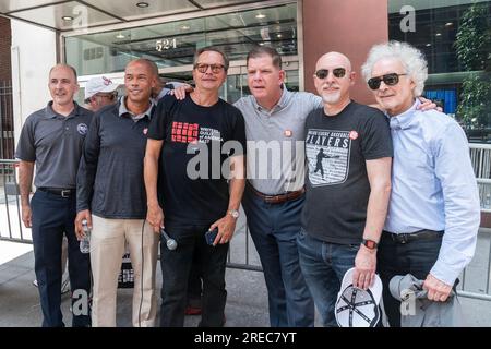 New York, New York, États-Unis. 26 juillet 2023. Vincent Alvarez, Lloyd Howell, Lowell Peterson, Marty Walsh, Bruce meyer, Don Zavelo se joint aux membres en grève de la Writers Guild of America en train de piquer devant le CBS Broadcast Center sur le thème Sport Writers Picket à New York. Des cadres de la NHL Players Association, de la NFL Players Association, de la MLB Players Association se sont joints et ont pris la parole pendant le piquet de grève. (Image de crédit : © Lev Radin/Pacific Press via ZUMA Press Wire) USAGE ÉDITORIAL SEULEMENT! Non destiné à UN USAGE commercial ! Banque D'Images