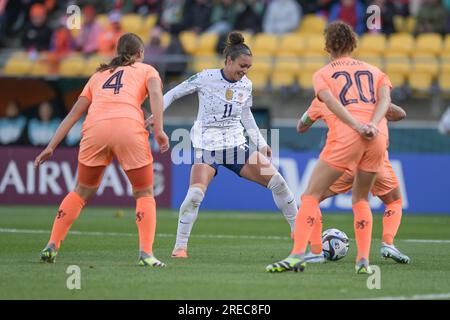 Wellington, Nouvelle-Zélande. 27 juillet 2023. Aniek Nouwen (à gauche), Dominique Johann Anna P Janssen (à droite) de l'équipe féminine néerlandaise de football et Sophia Olivia Smith (à droite) de l'équipe féminine américaine de football sont en action lors du match de la coupe du monde féminine de la FIFA 2023 entre les États-Unis et les pays-Bas qui s'est tenu au stade régional de Wellington. Score final USA 1:1 pays-Bas crédit : SOPA Images Limited/Alamy Live News Banque D'Images