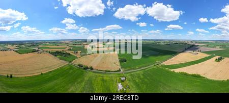 Vue aérienne de la ferme éolienne puissante pour la production d'énergie sur le beau ciel nuageux à Highland. Turbines éoliennes générant des énergies renouvelables propres en Banque D'Images