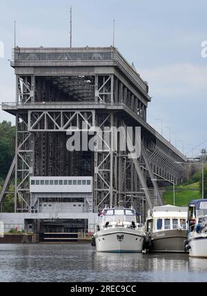 Niederfinow, Allemagne. 19 juillet 2023. Les bateaux jettent l'ancre devant l'ancienne partie du pont élévateur Niederfinow. Crédit : Soeren Stache/dpa/Alamy Live News Banque D'Images