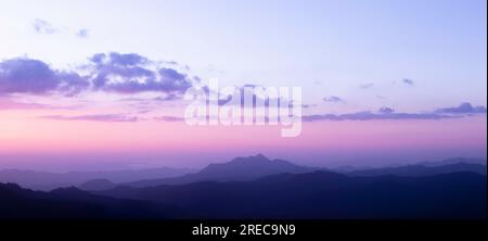 Beau paysage crépuscule ciel au-dessus des crêtes de montagne. Banque D'Images