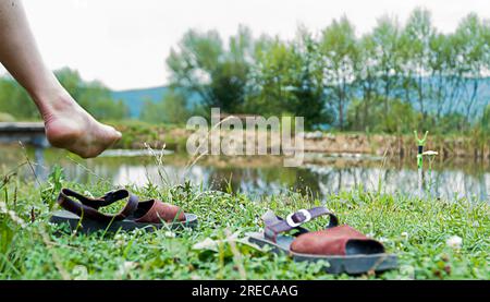 Les pieds des femmes reposant sur la rive du lac. Les gens nature sérénité. détente dans la nature Banque D'Images