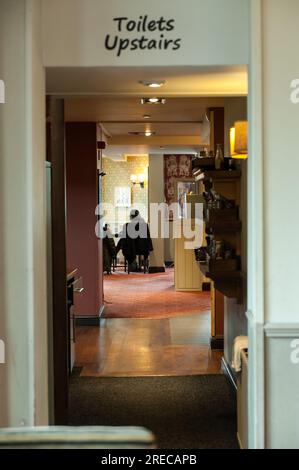 Intérieur de Harrow pub Duck in the Pond, prêt à ouvrir pour la journée. Banque D'Images
