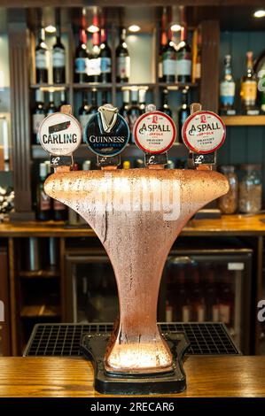 Intérieur de Harrow pub Duck in the Pond, prêt à ouvrir pour la journée. Banque D'Images