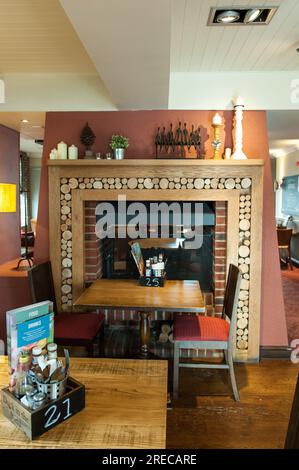 Intérieur de Harrow pub Duck in the Pond, prêt à ouvrir pour la journée. Banque D'Images