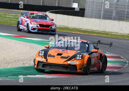 Scarperia, 23 mars 2023 : Porsche 911 GT3 Cup 992 du Team Red Camel-Jordans.nl conduit par Breukers-Danz en action pendant 12h Hankook Race au Mugello CIR Banque D'Images