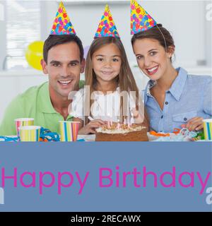 Composite de texte de joyeux anniversaire sur la famille biracial heureuse dans les chapeaux de fête à la fête d'anniversaire Banque D'Images