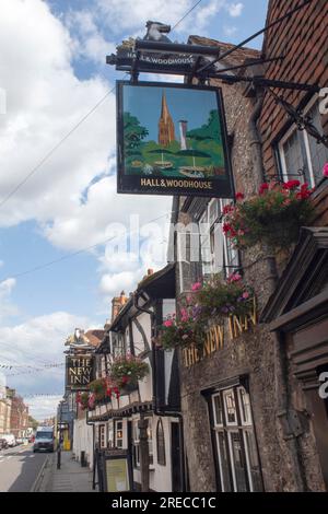 Pubs et un mélange de bâtiments médiévaux et nouveaux dans New Street, Salisbury Wiltshire Angleterre Royaume-Uni Banque D'Images