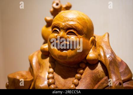 Gros plan d'une exquise statue bouddhiste de Bouddha en acajou Banque D'Images