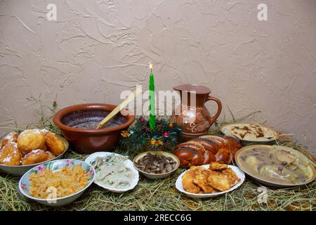 Dîner familial cuisiné la veille de Noël, dîner dans le foin Banque D'Images