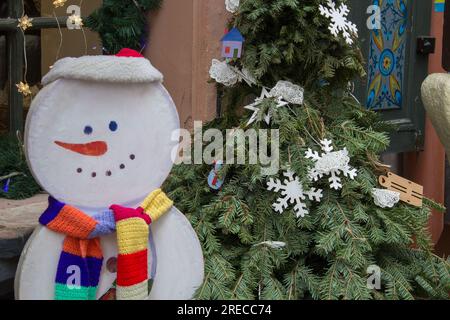 Bonhomme de neige jouet près de l'arbre de Noël, fond de Noël, fond de nouvel an Banque D'Images