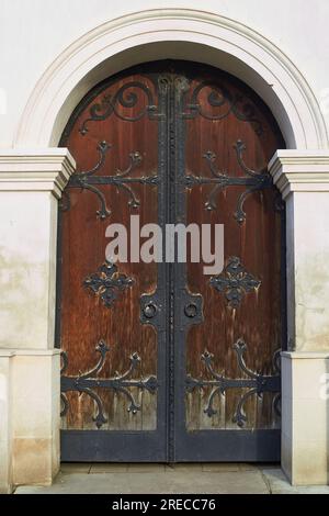 Arche en bois de porte, vieille porte en bois de l'époque médiévale. Banque D'Images