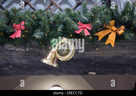 décoré avec des branches de noël et des cloches vieilles portes en bois, porte de noël à la maison Banque D'Images